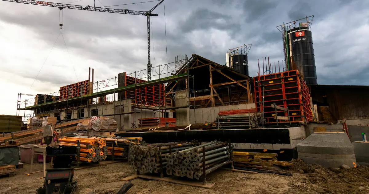 Edificación en proceso de construcción con materiales y maquinaria en obra, ejemplo de situación en la que es necesaria una licencia de obra para iniciar los trabajos.