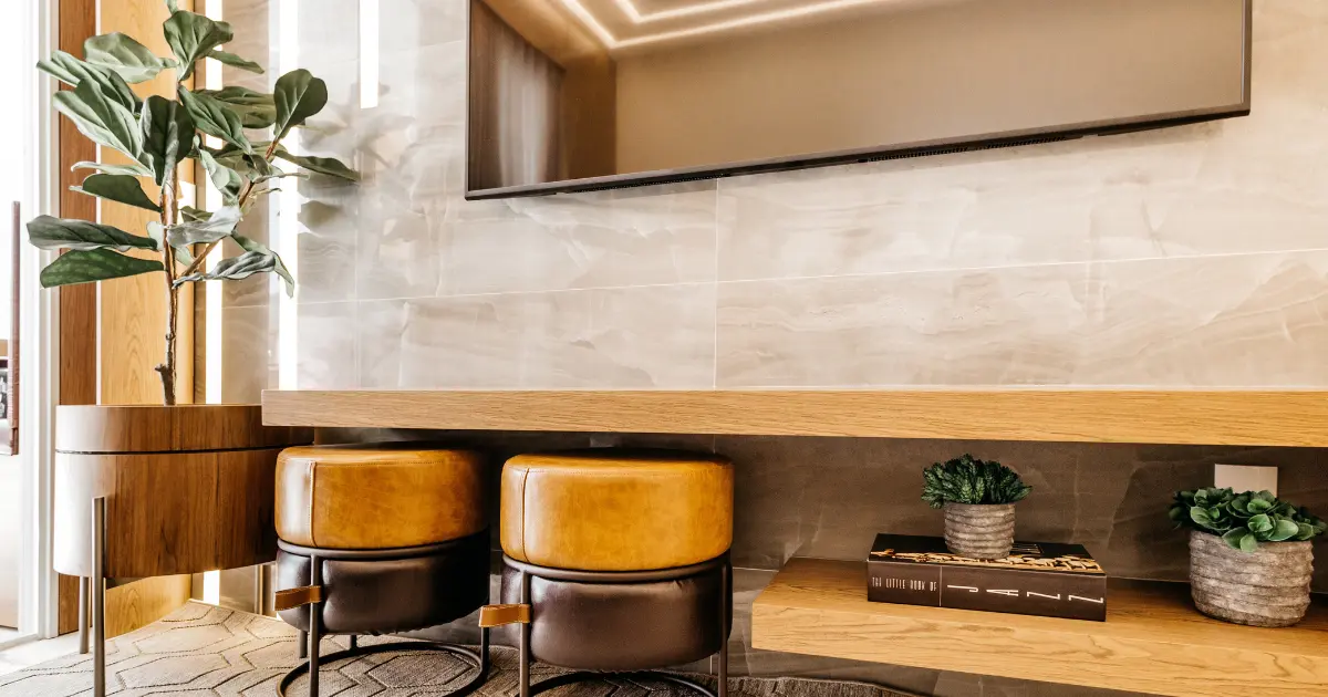 Salón moderno con diseño cuidado, mobiliario a medida y detalles decorativos, ejemplo de los servicios que ofrece un interiorista en la planificación de espacios.