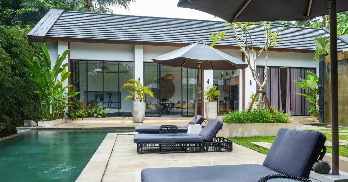 Chalet moderno con piscina y jardín privado, ejemplo de vivienda unifamiliar independiente con espacios exteriores propios.