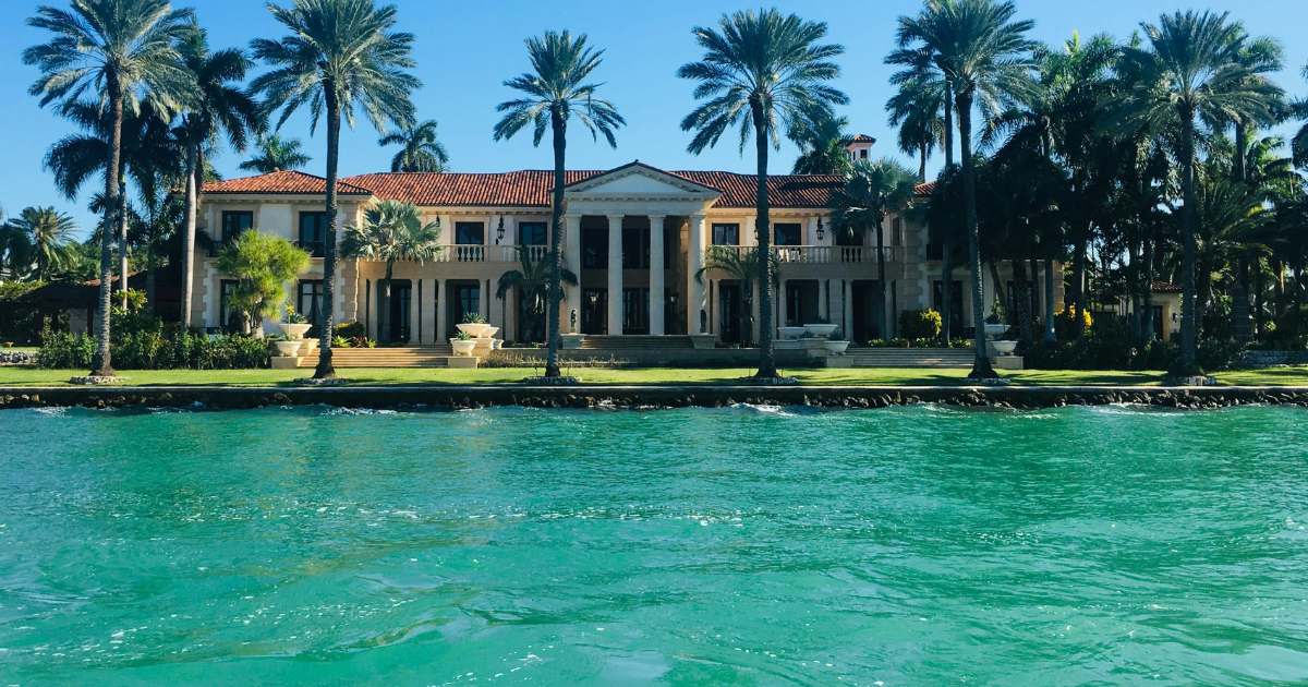 Chalet de lujo con jardín y vistas al mar, ejemplo de vivienda unifamiliar independiente que ilustra qué características distinguen a un chalet de una casa común.