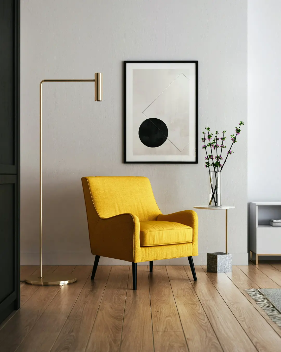 Interior de una vivienda moderna con pared de altura estándar, decorada con un sillón amarillo, lámpara de pie y cuadro minimalista.