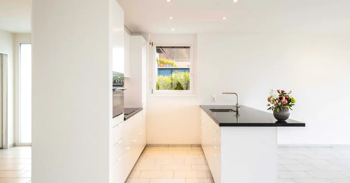 Cocina moderna y luminosa completamente renovada, ejemplo del resultado de una reforma integral de vivienda.