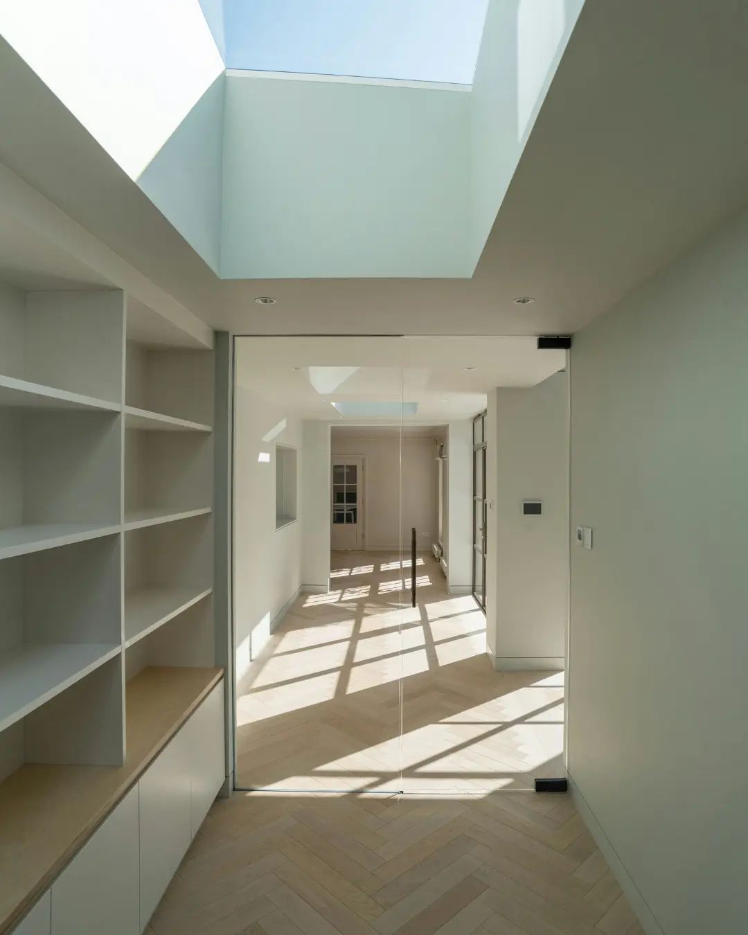 Interior luminoso de una vivienda con diseño moderno y acabados de alta calidad, ejemplo del tipo de construcción que puede evaluarse al comparar presupuestos por metro cuadrado.