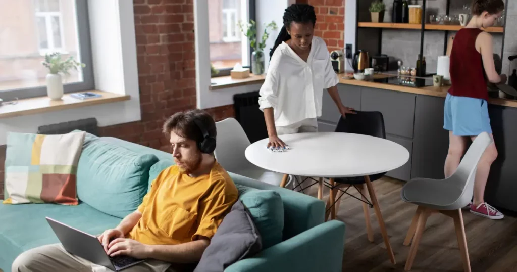 Espacio de coliving con zona de trabajo y cocina compartida en vivienda moderna
