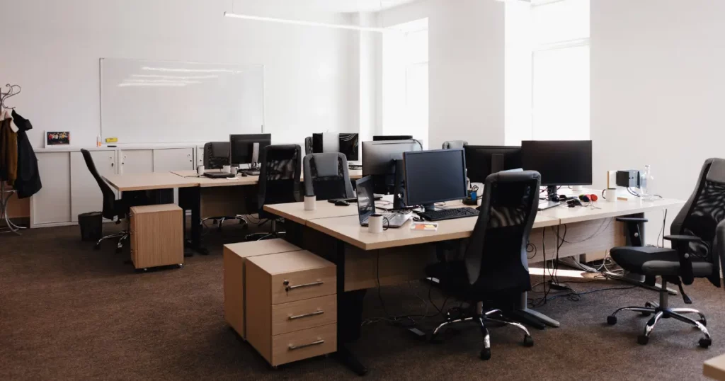 Oficina moderna con puestos de trabajo, mobiliario funcional y espacio abierto