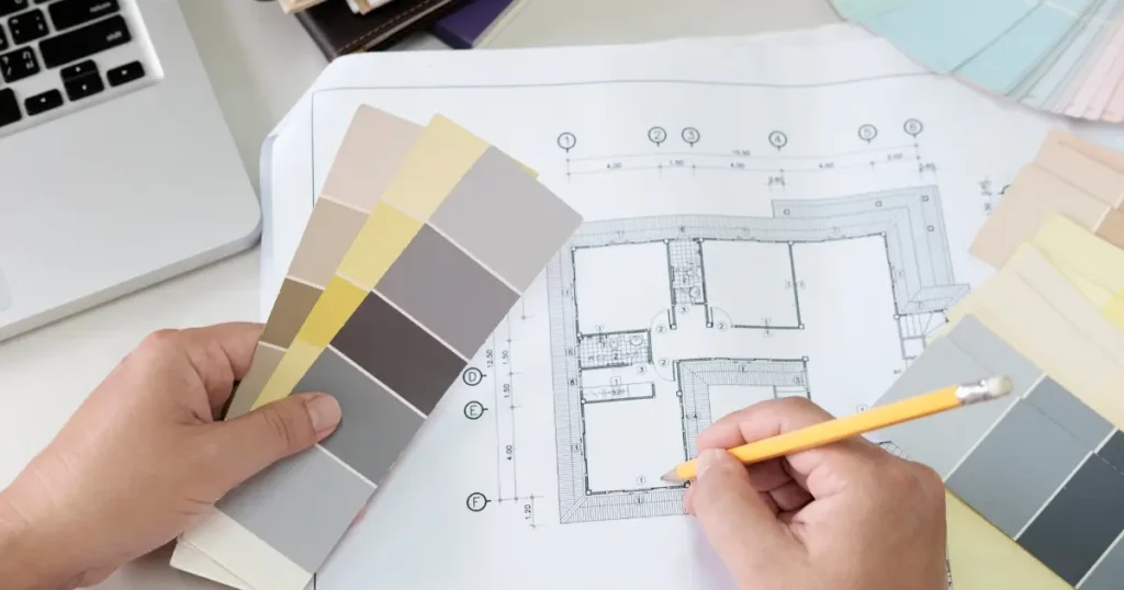Selección de colores y materiales sobre plano arquitectónico durante proceso de diseño interior