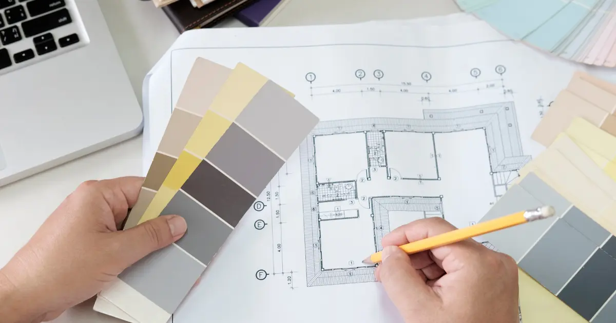 Selección de colores y materiales sobre plano arquitectónico durante proceso de diseño interior