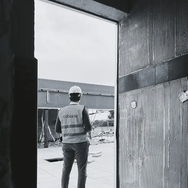 Profesional de obra en construcción supervisando proyecto en fase de ejecución