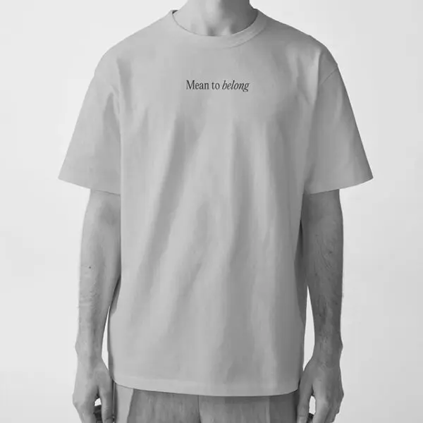 Camiseta con diseño minimalista y mensaje tipográfico en estilo contemporáneo