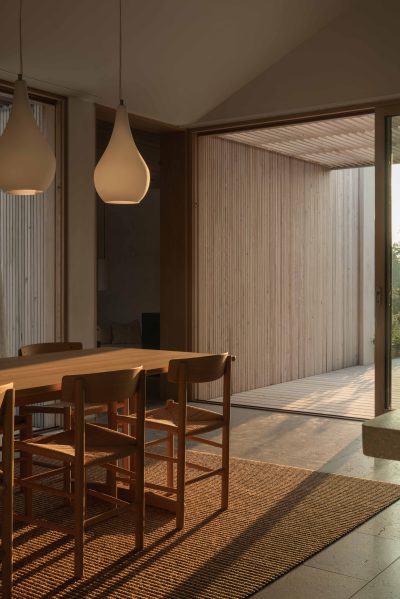 Interior de vivienda escandinava con comedor y revestimiento de madera