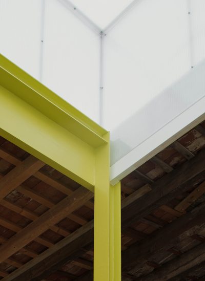 Detalle de estructura contemporánea insertada en edificio histórico