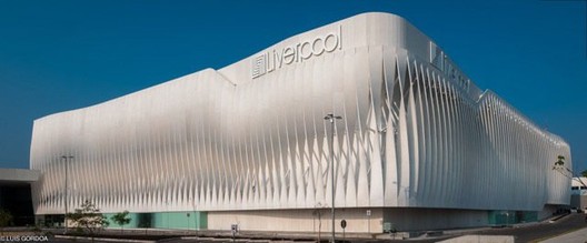 Fachada de UHPC en edificio comercial contemporáneo