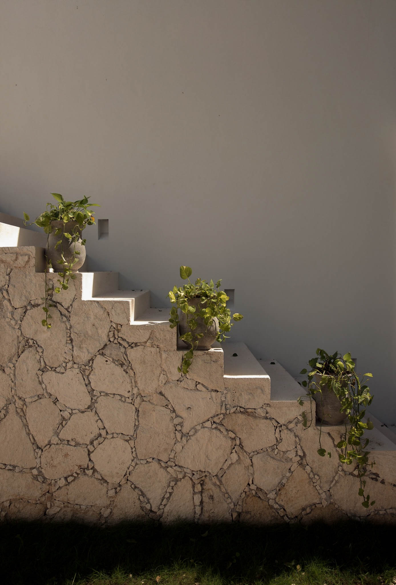 Arquitectura en piedra natural con escalinata integrada en Ibiza