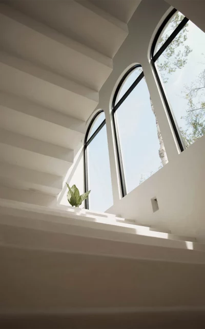 Villas minimalistas con grandes ventanales y diseño interior luminoso en el sur de Europa