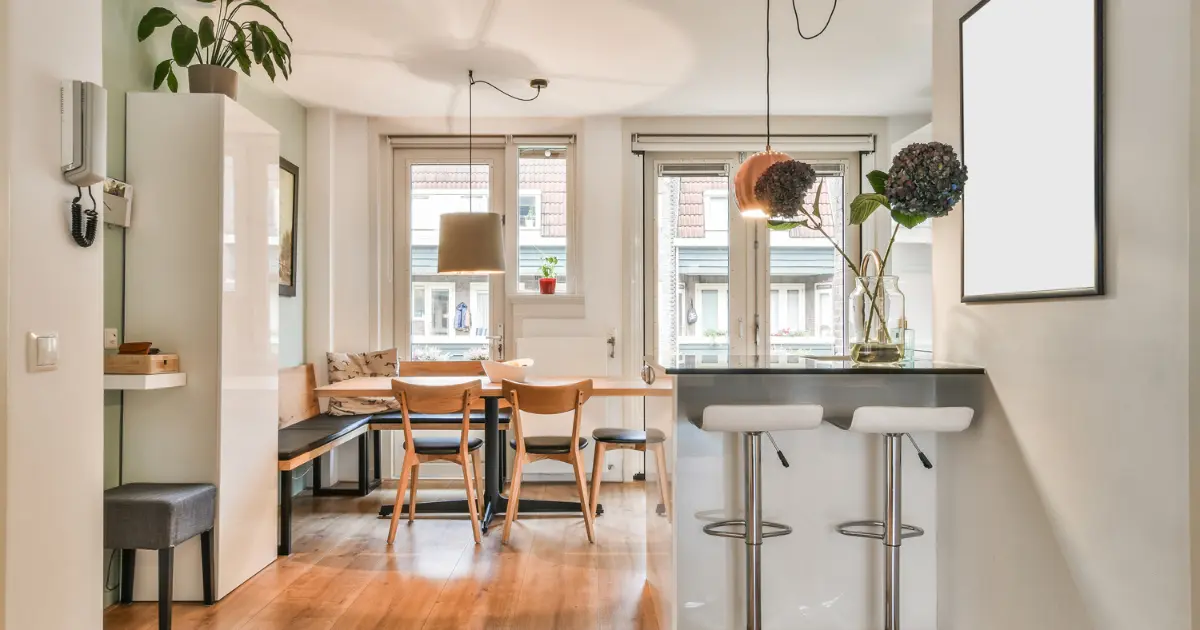 Cocina y comedor integrados tras una reforma de vivienda, ejemplo de espacio moderno donde el uso de materiales de calidad y acabados personalizados puede incrementar el coste total del proyecto.