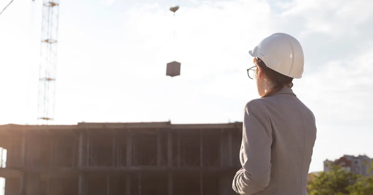 Arquitecta observando construcción de edificio en obra