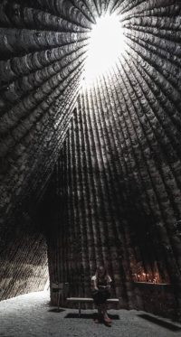 Interior de la Capilla Bruder Klaus con muros de hormigón texturizado